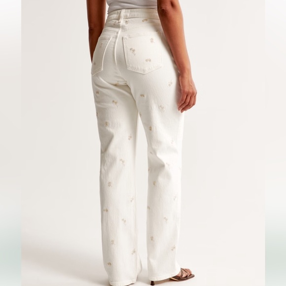 Abercrombie High Rise 90s Relaxed Jean in Cream Embroidered - Curve Love, Short - Picture 3 of 8